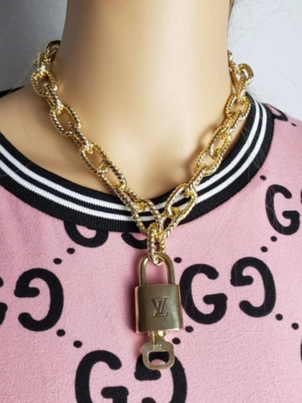 Gold-Plated Necklace with Authentic Louis Vuitton Padlock - Picture 10 of 10